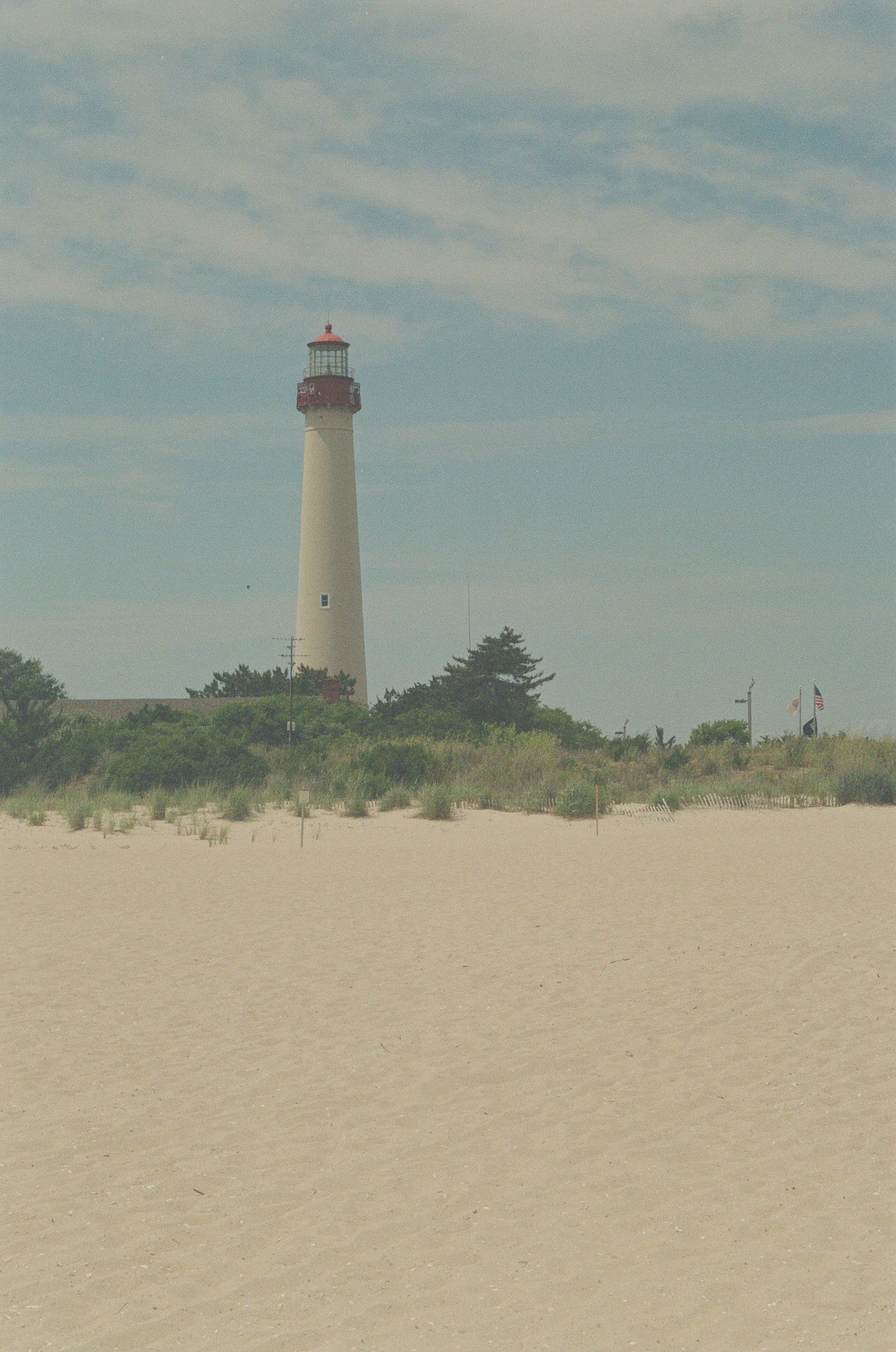 Un phare sur une plage