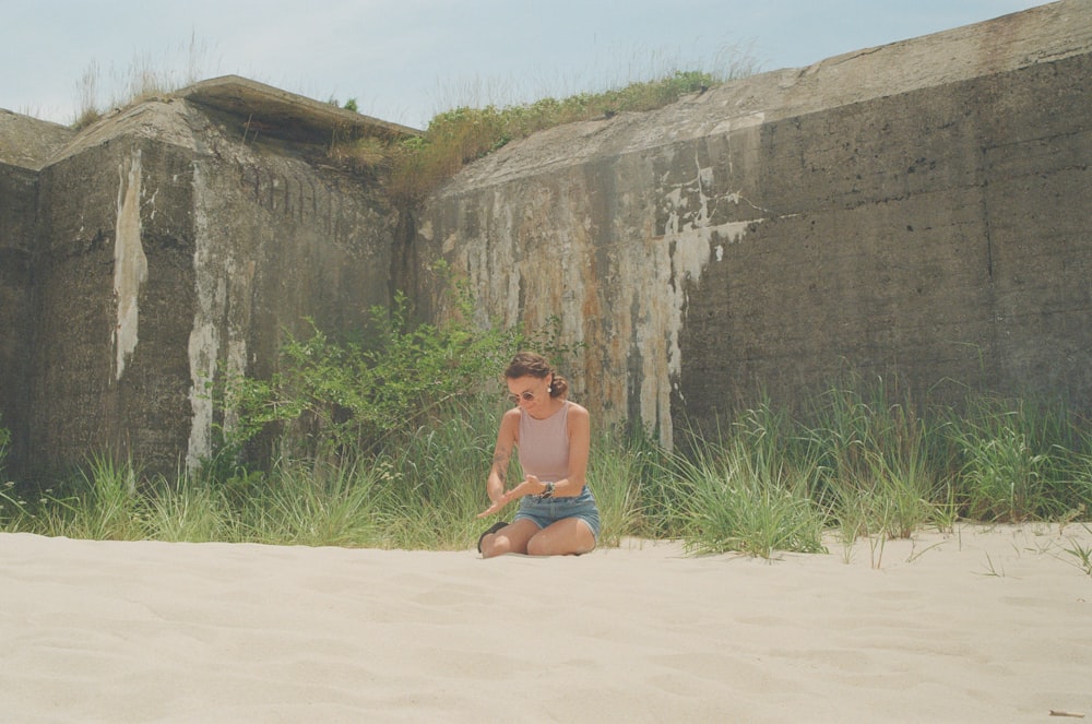 uma pessoa sentada em uma praia