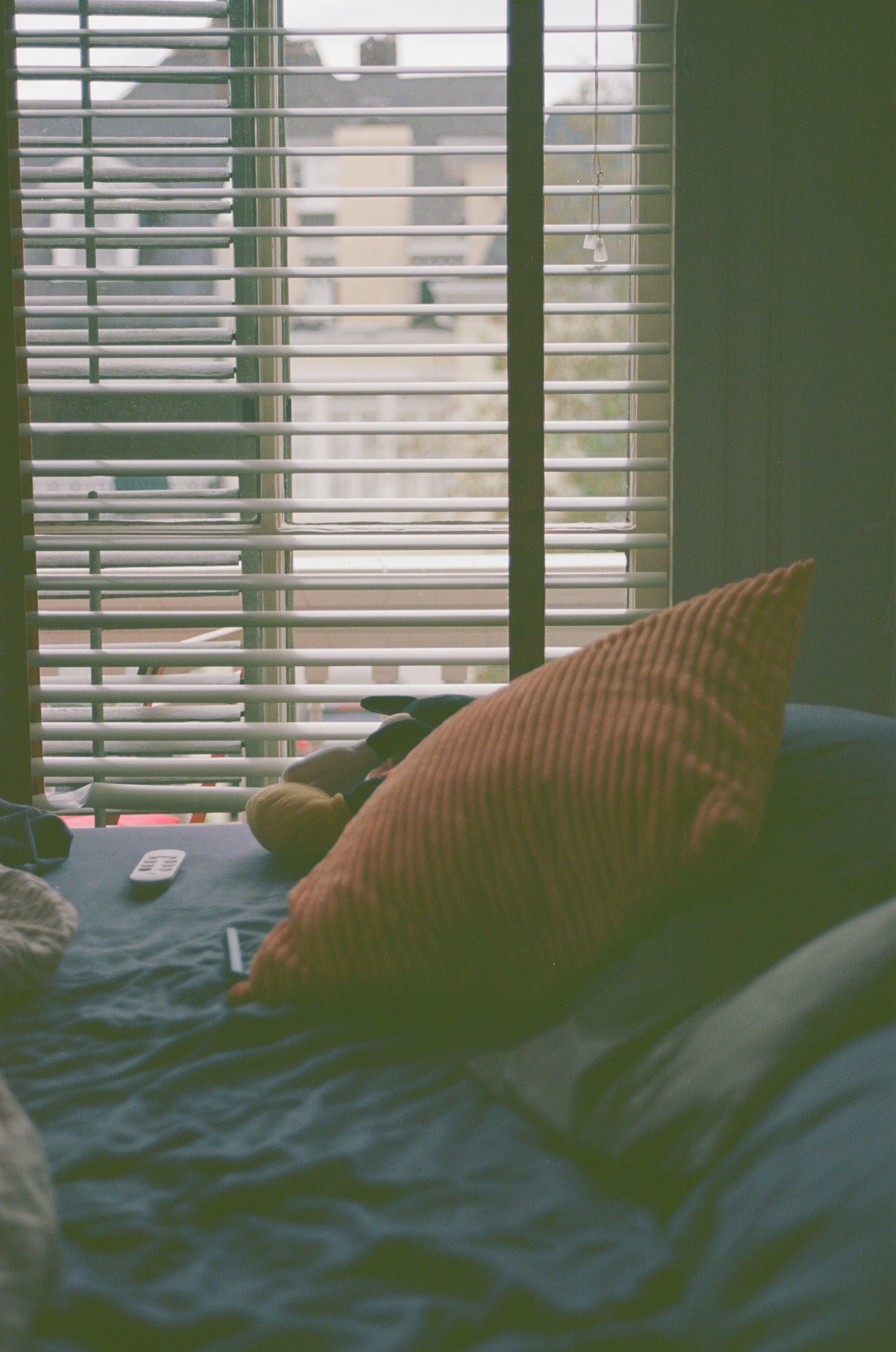 un lit avec un oreiller