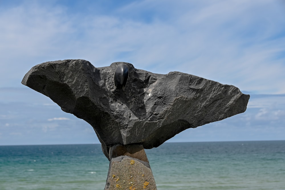 una estatua de un pájaro