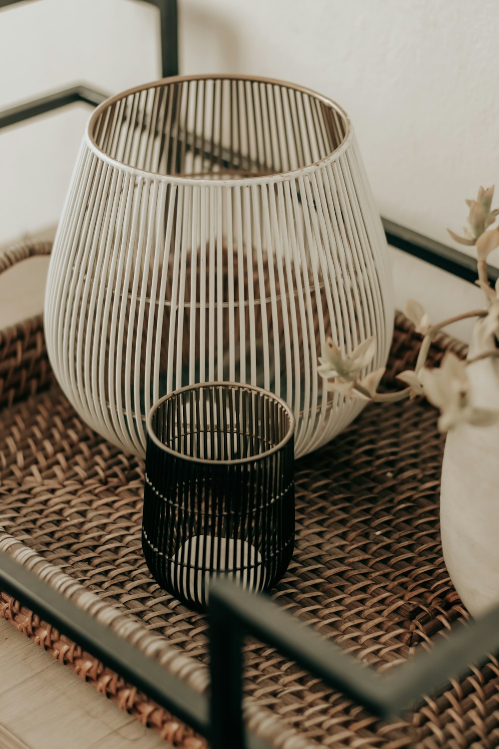 un panier tissé sur une table