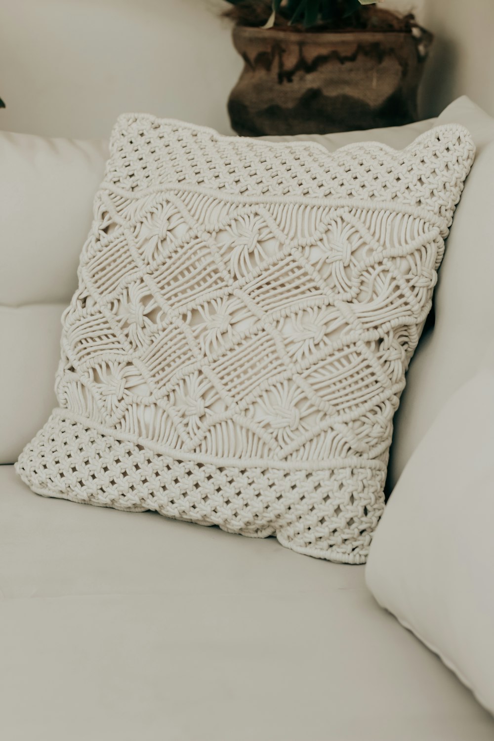 um travesseiro branco em um sofá