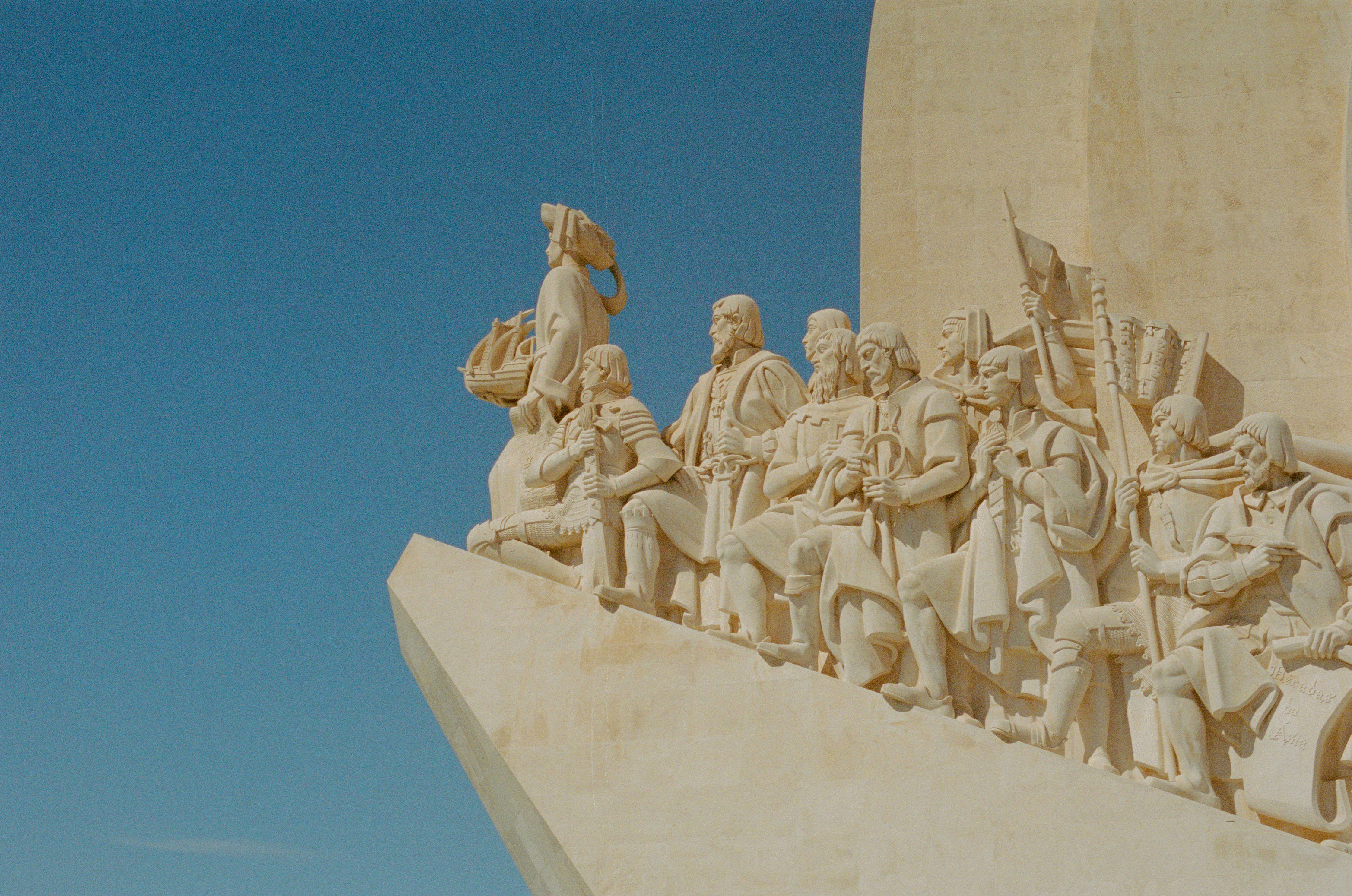 a statue of a group of people