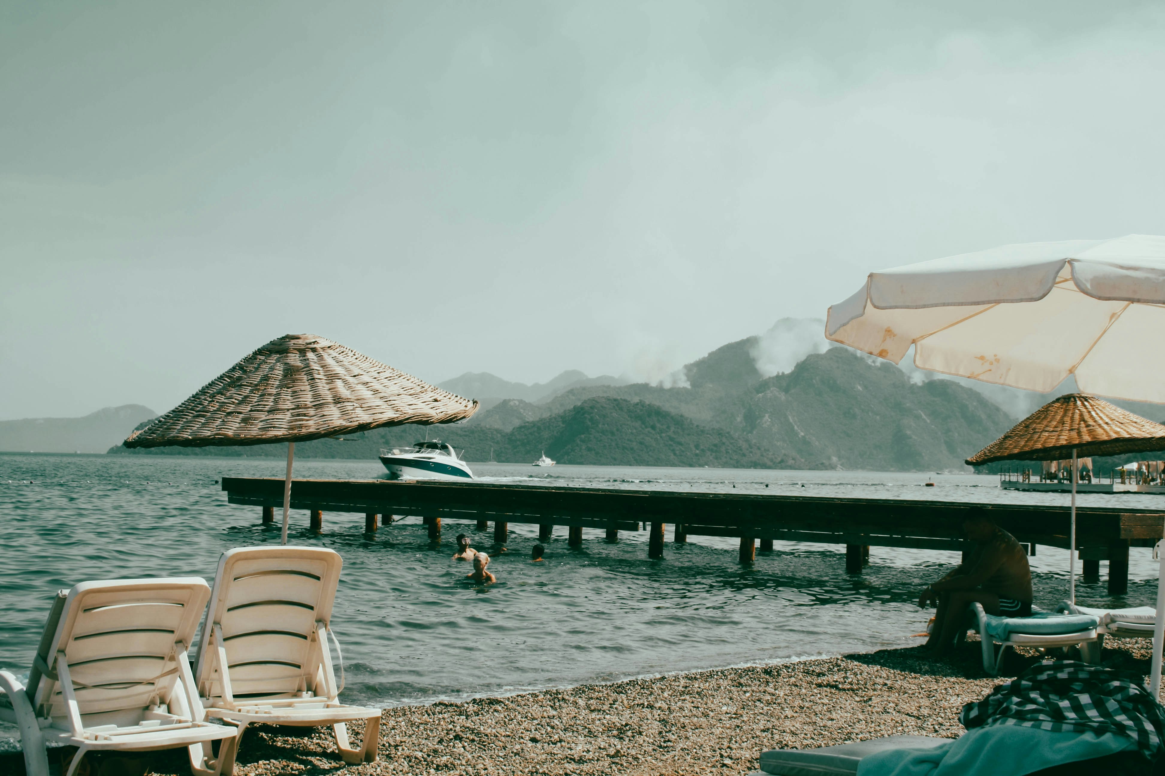 パラソルと椅子のあるビーチ