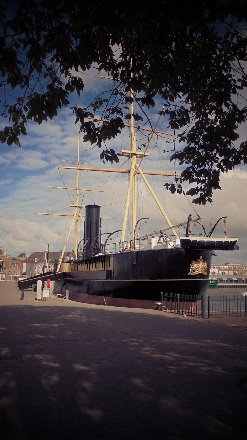 Ein großes Schiff angedockt