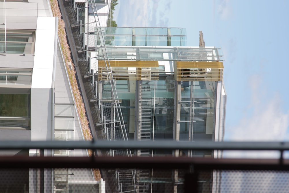 Un edificio con un frente de cristal