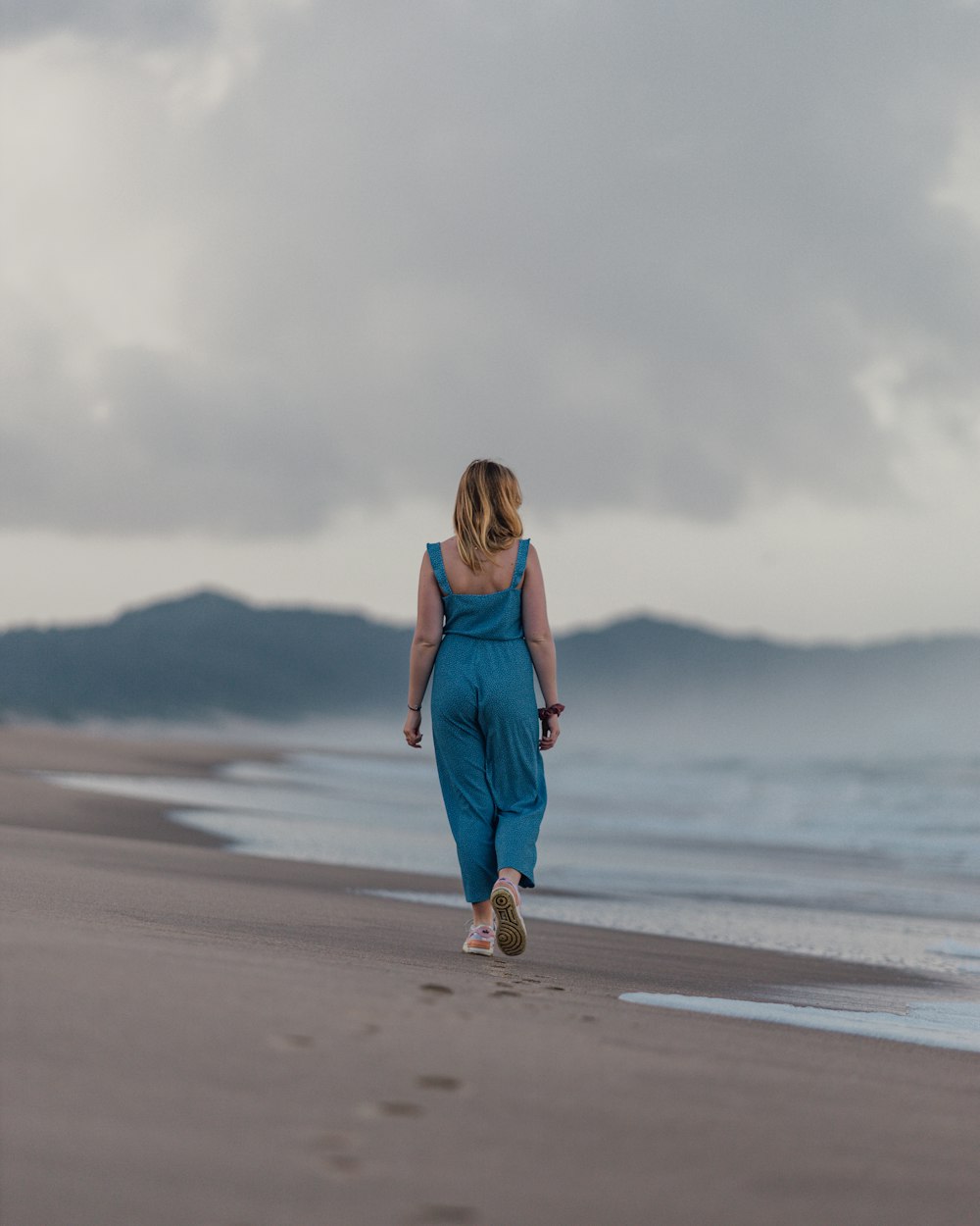une personne marchant sur une plage
