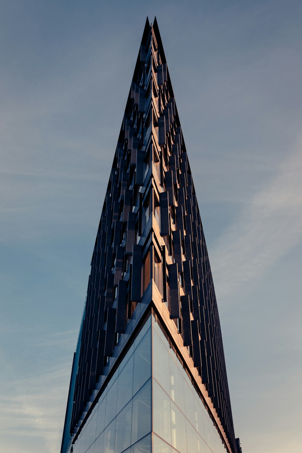 Un edificio alto con una parte superior curva