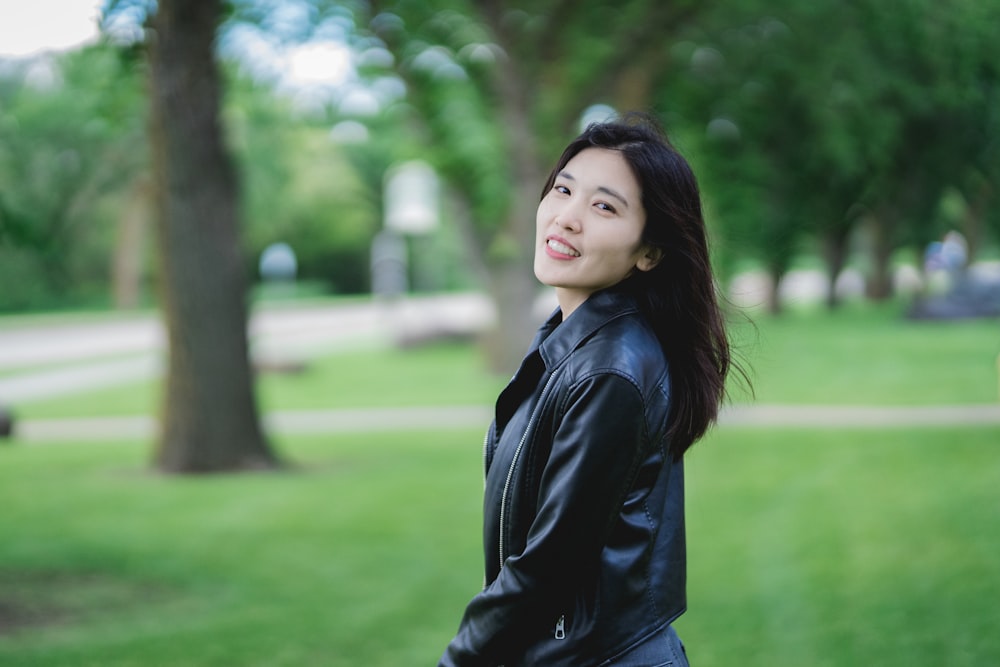 une personne debout dans un parc