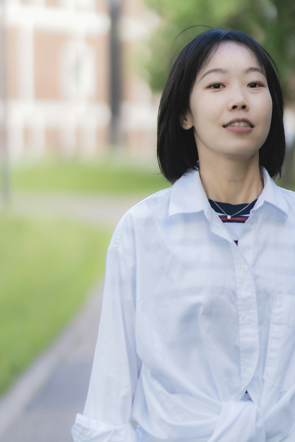 Una persona con una camisa blanca