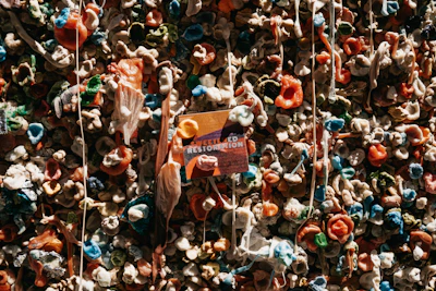 Chewing-gums in vibrant pastel shades displayed on a lively, mint-colored background.