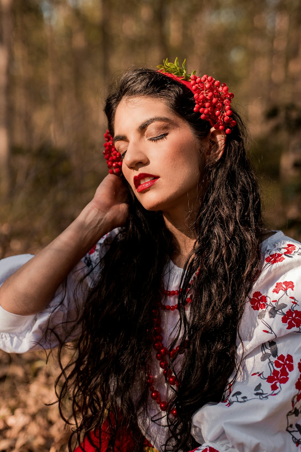 una persona con una flor en el pelo