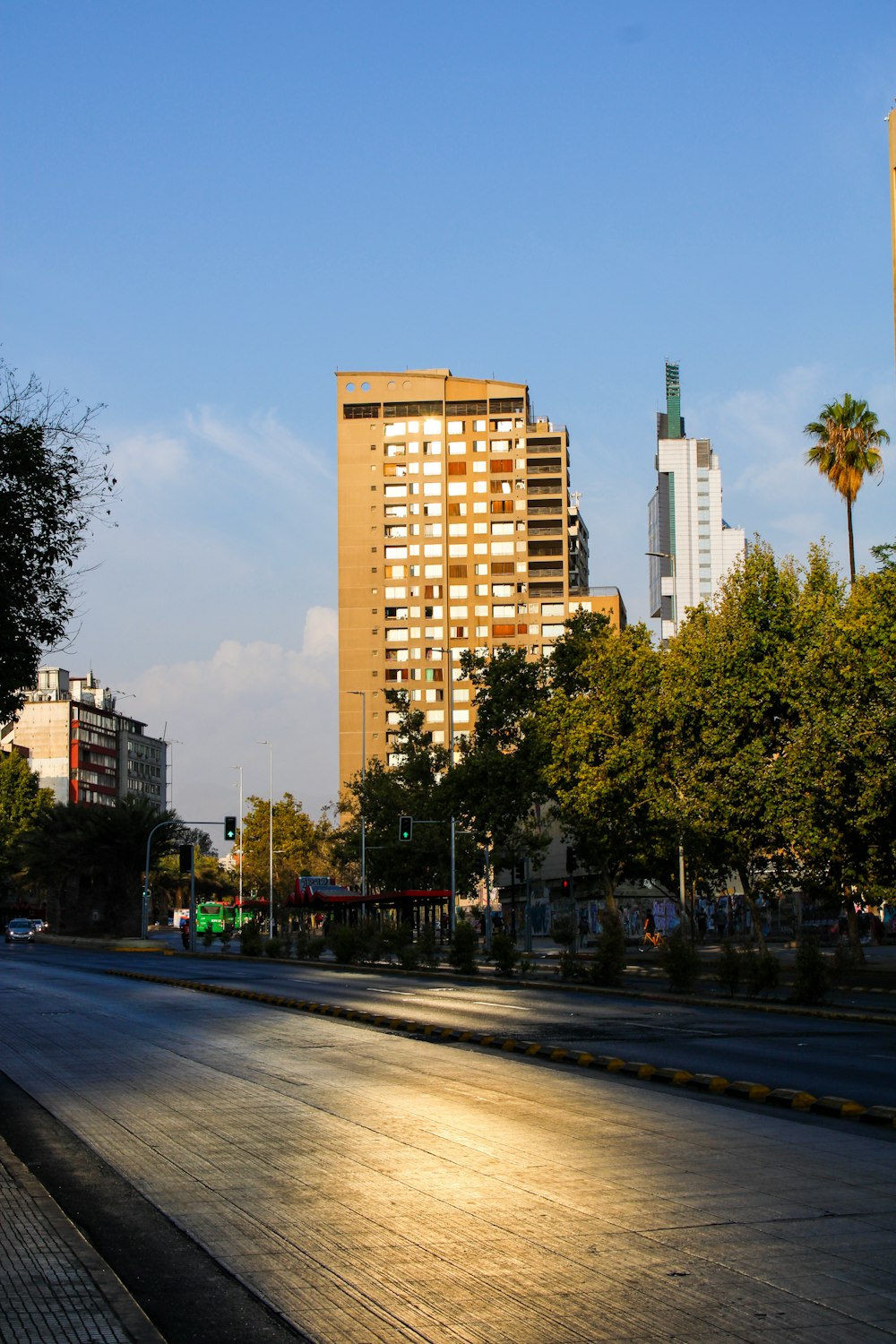 un grande edificio con alberi di fronte ad esso