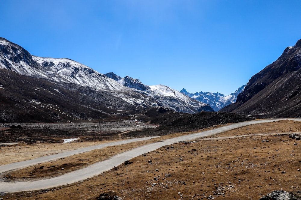 a snowy mountain range