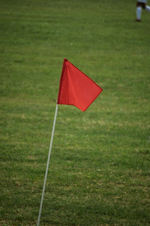 a red flag on a golf course