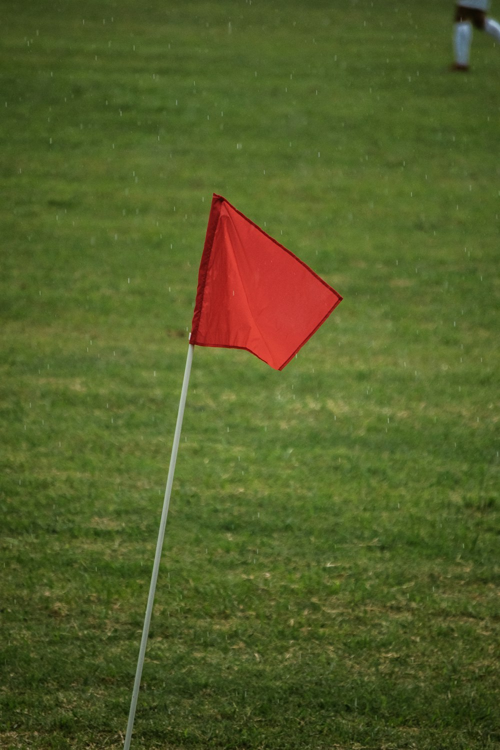 Eine rote Flagge auf einem Golfplatz