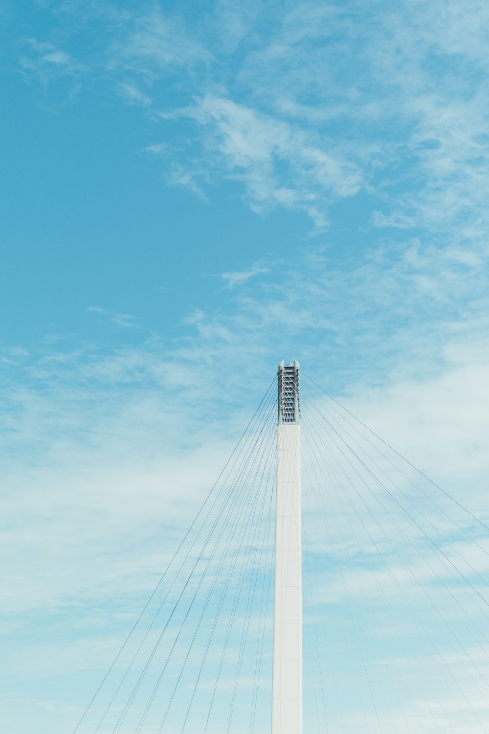 una alta torre de metal