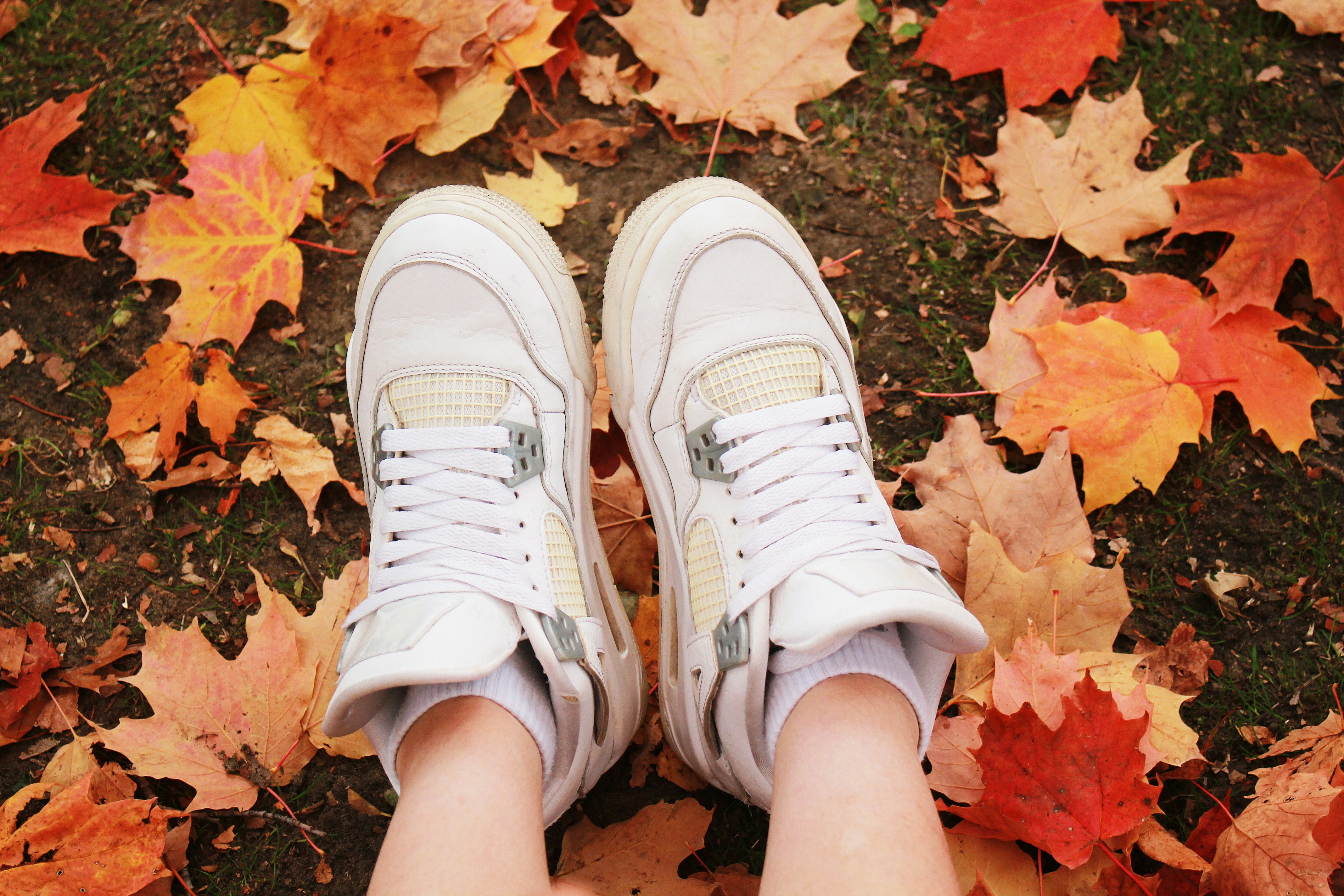 12 Sneaker Style Tips for Fall Streetwear Outfits