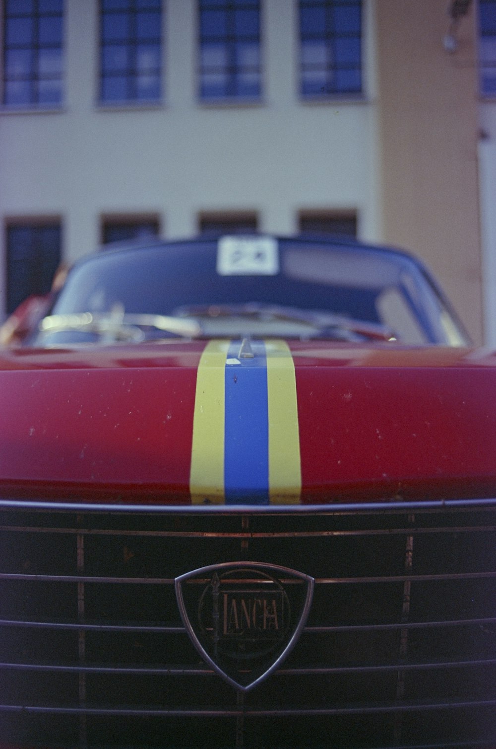 Un coche rojo con una franja amarilla