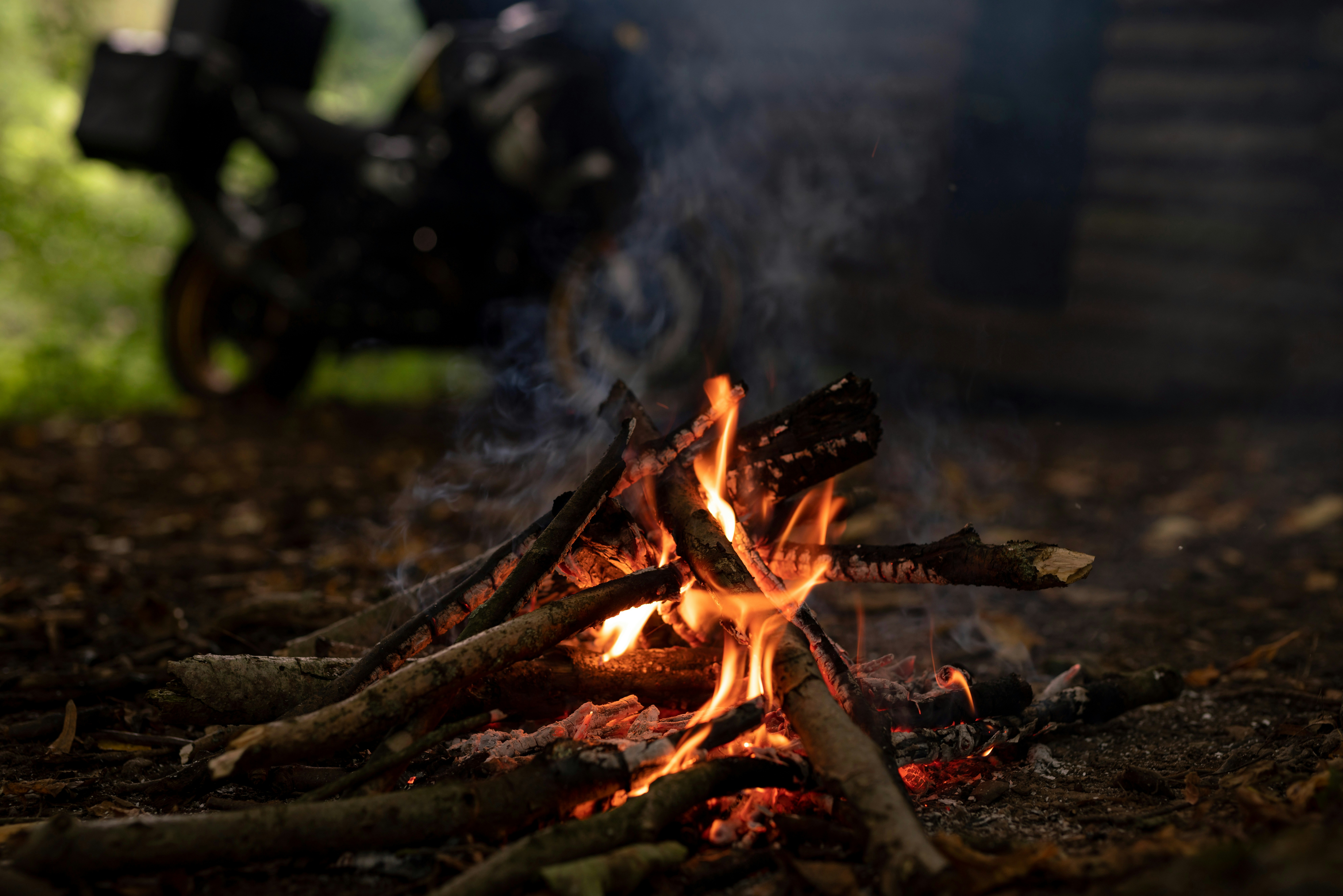Lagerfeuer vor idyllischer Holzhütte // Campfire in front of idyllic wooden hut