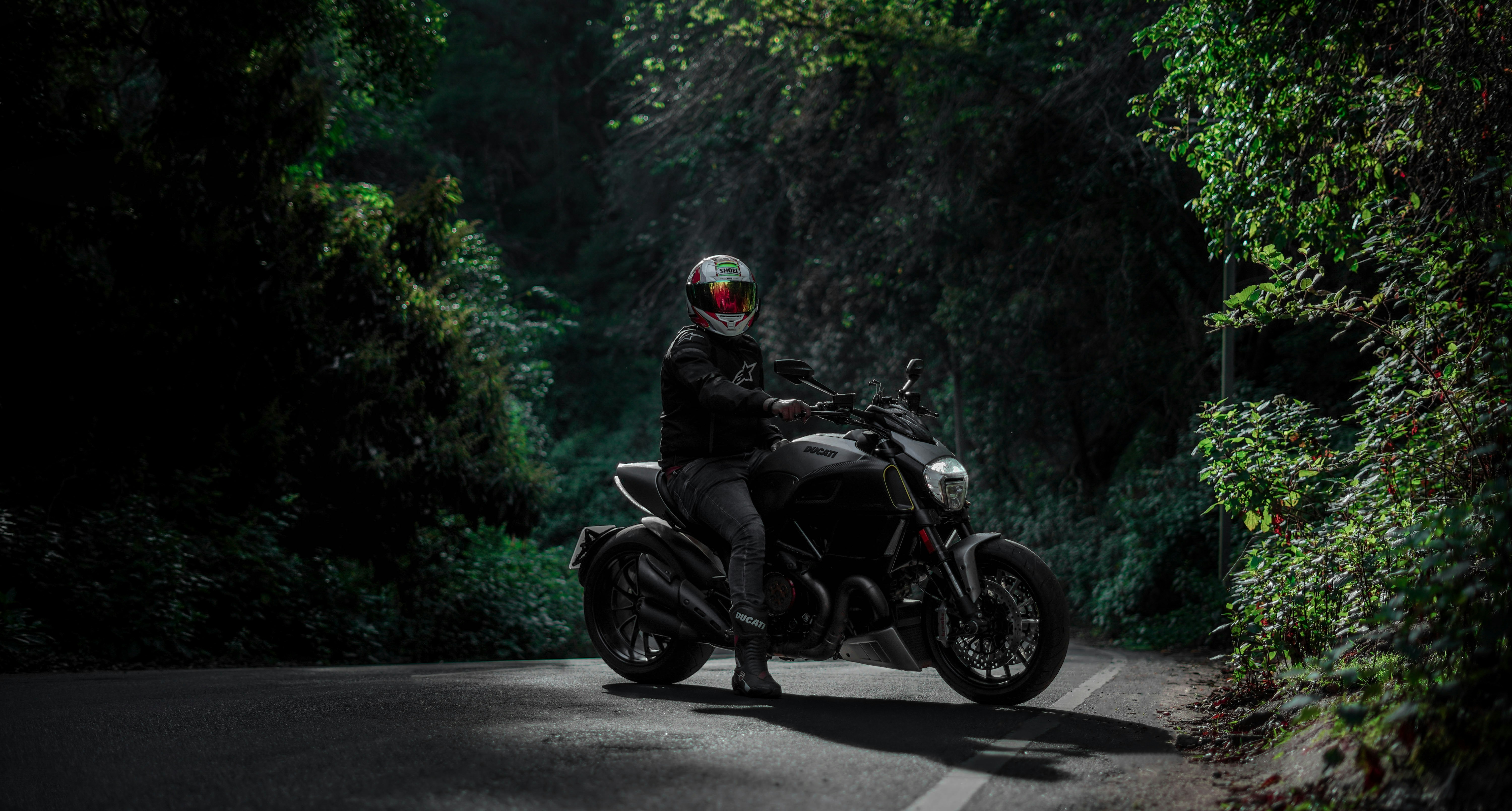 Ein Mann auf einem Motorrad