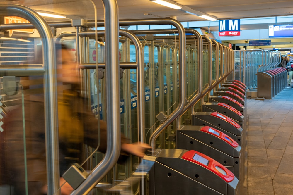 Un tren con asientos rojos