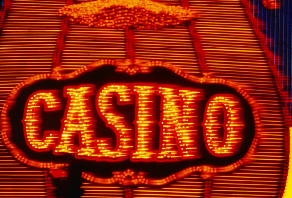 Buffett's Casino Warning: S&P 500 at 20.9x PE, Powell Says Risk Is Real