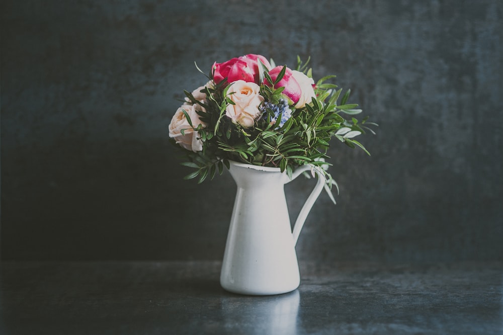 eine Vase mit Blumen