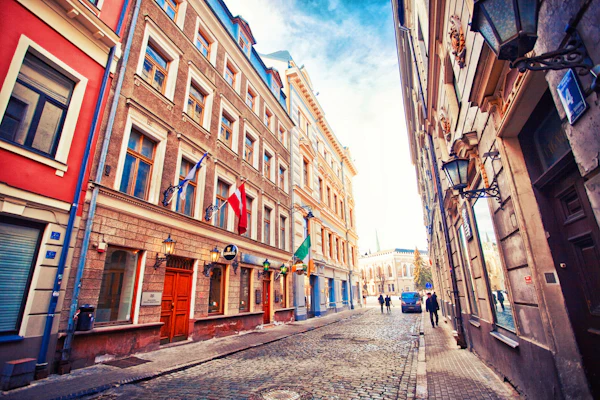 Gepflasterte Gasse zwischen Altstadthäusern