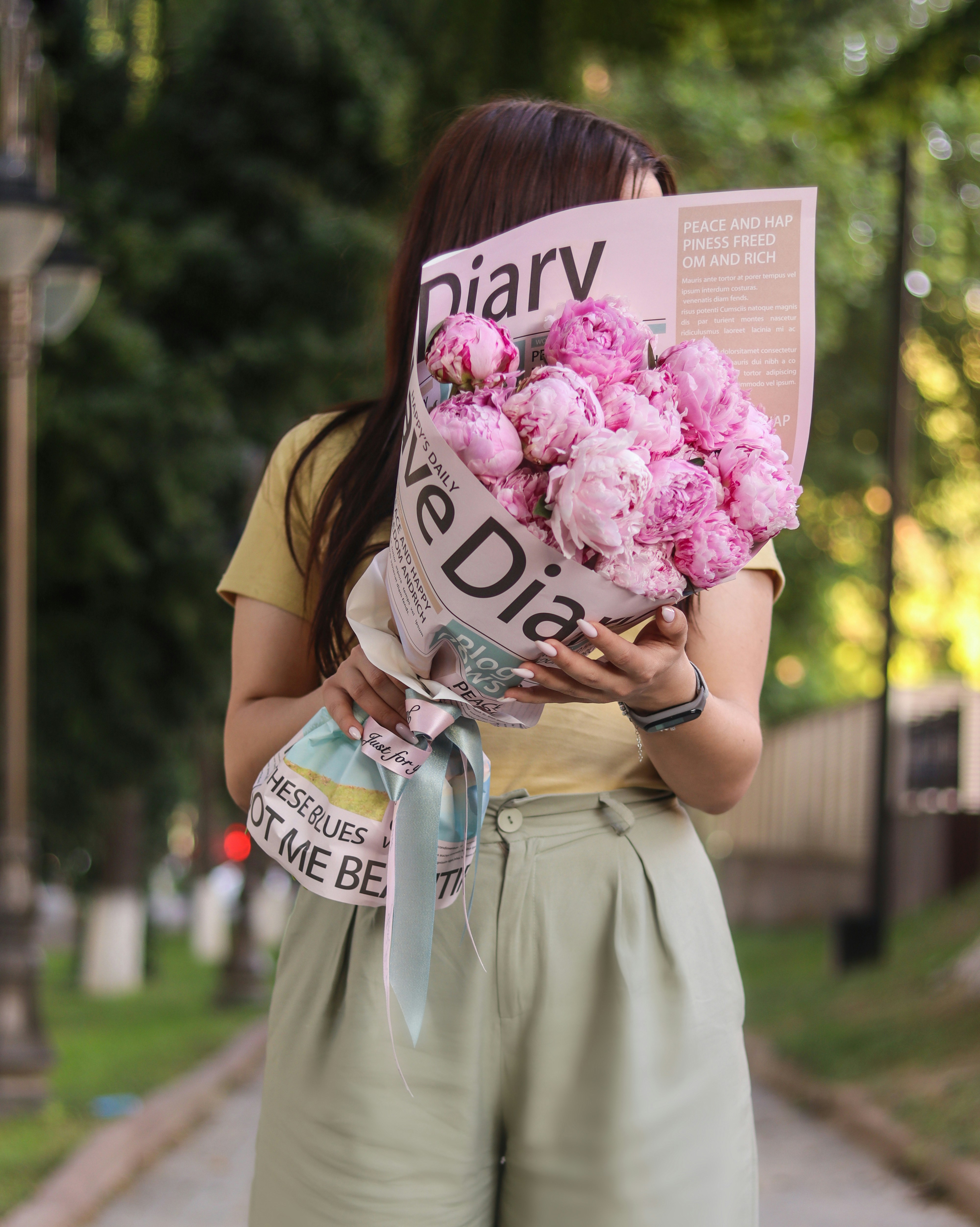 A person holding a bouquet of flowers photo – Free Природа Image on ...