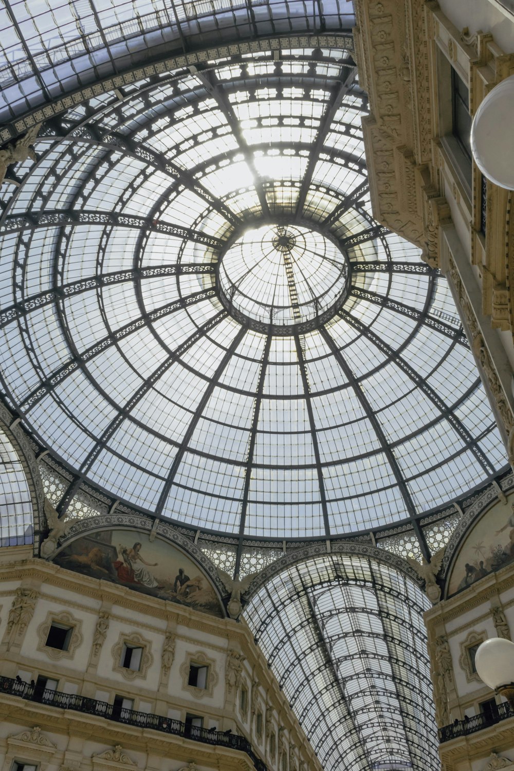 un grande soffitto a cupola con una cupola di vetro