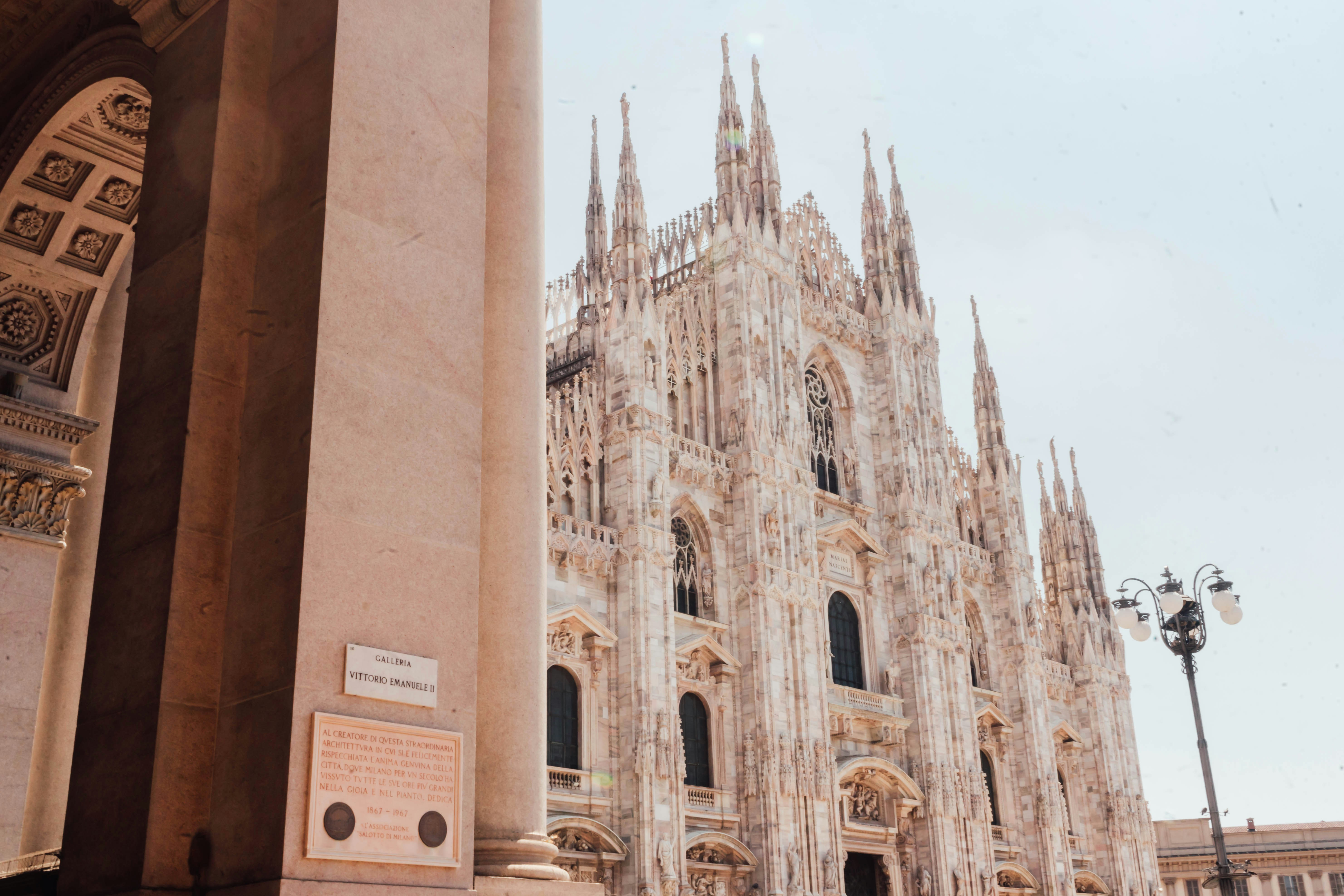 a large stone building, Between Piazza del Duomo and Galleria Vittorio Emanuele II, Milano