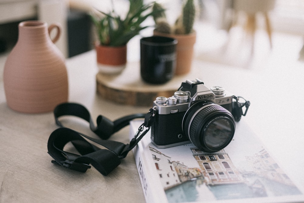 Una macchina fotografica su un tavolo