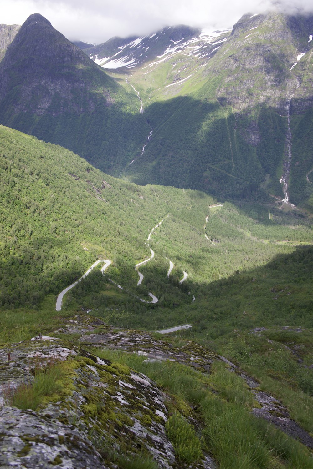 uma estrada sinuosa através de um vale