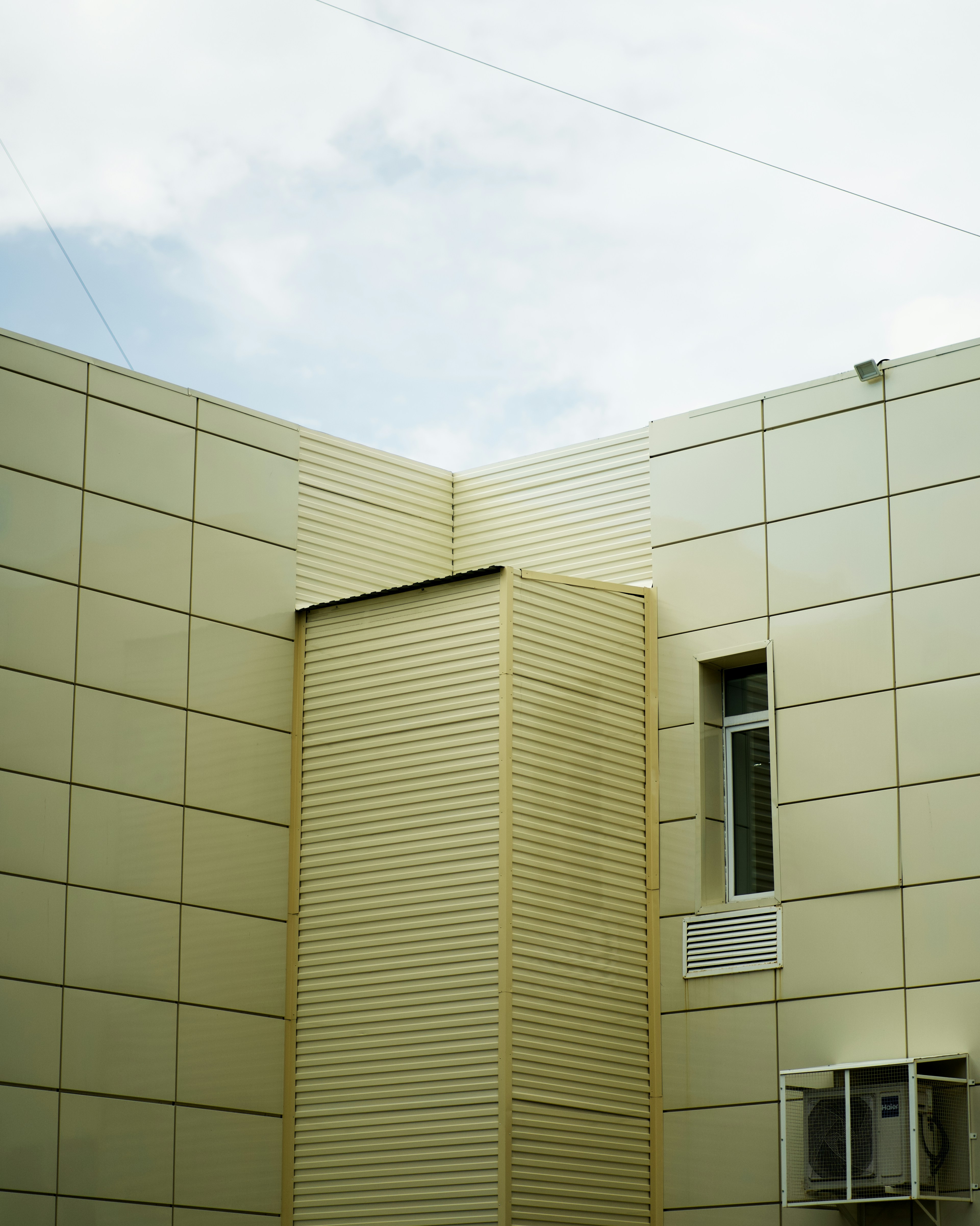 ein Gebäude mit ein paar Fenstern