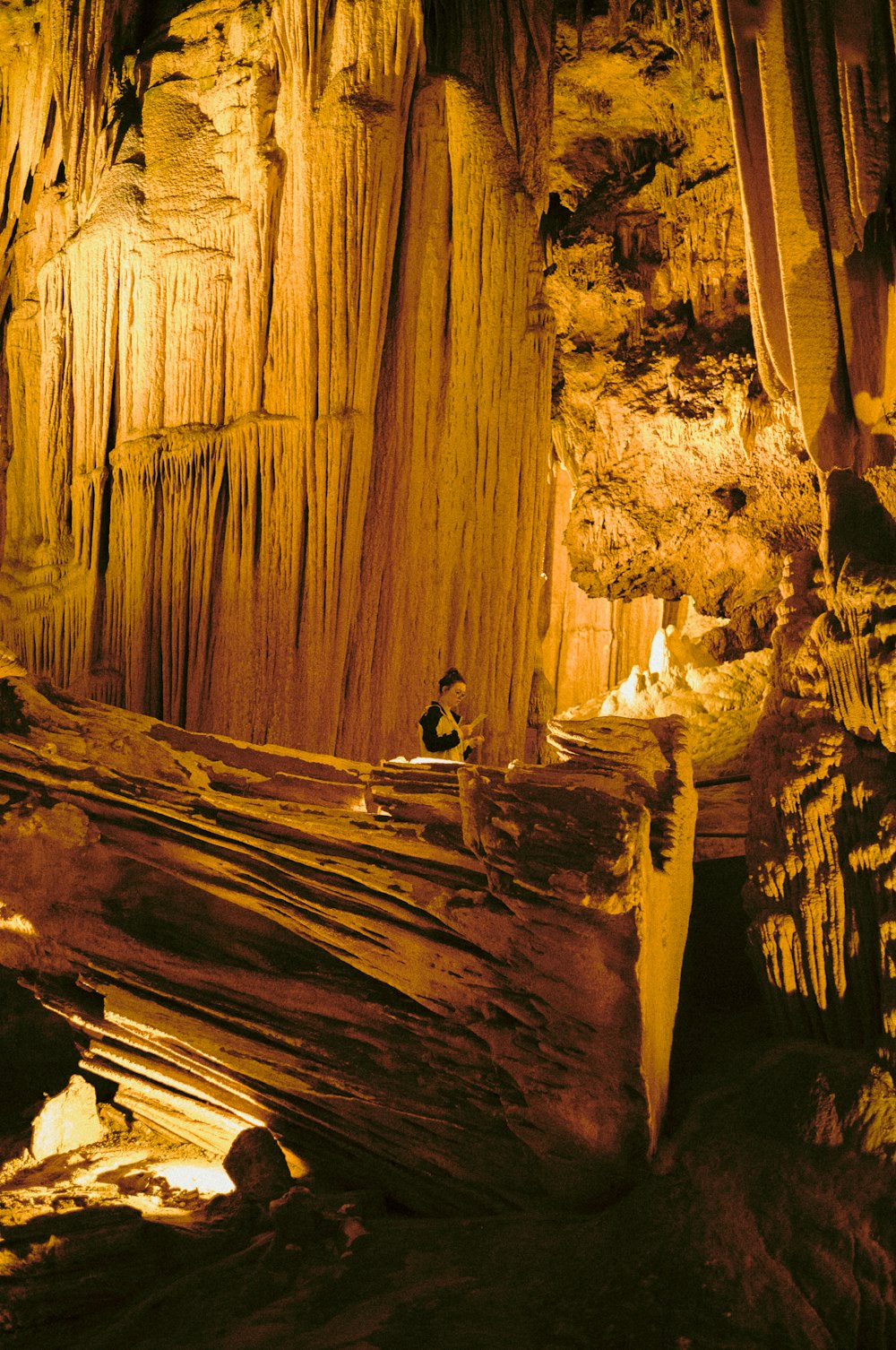 une personne assise dans une grotte
