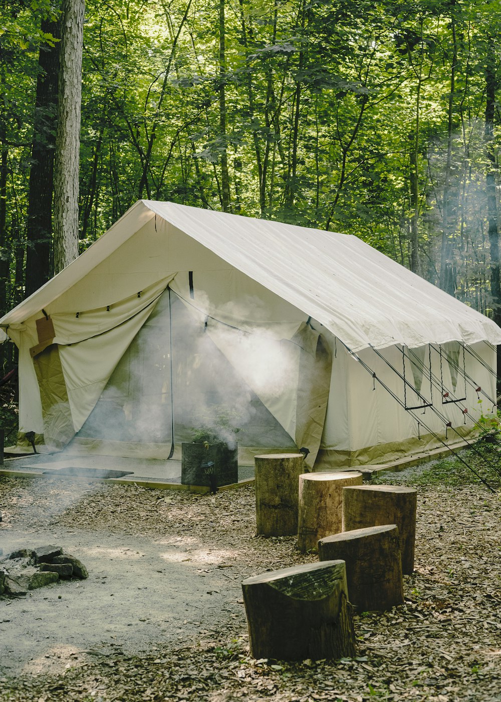 Une tente dans les bois