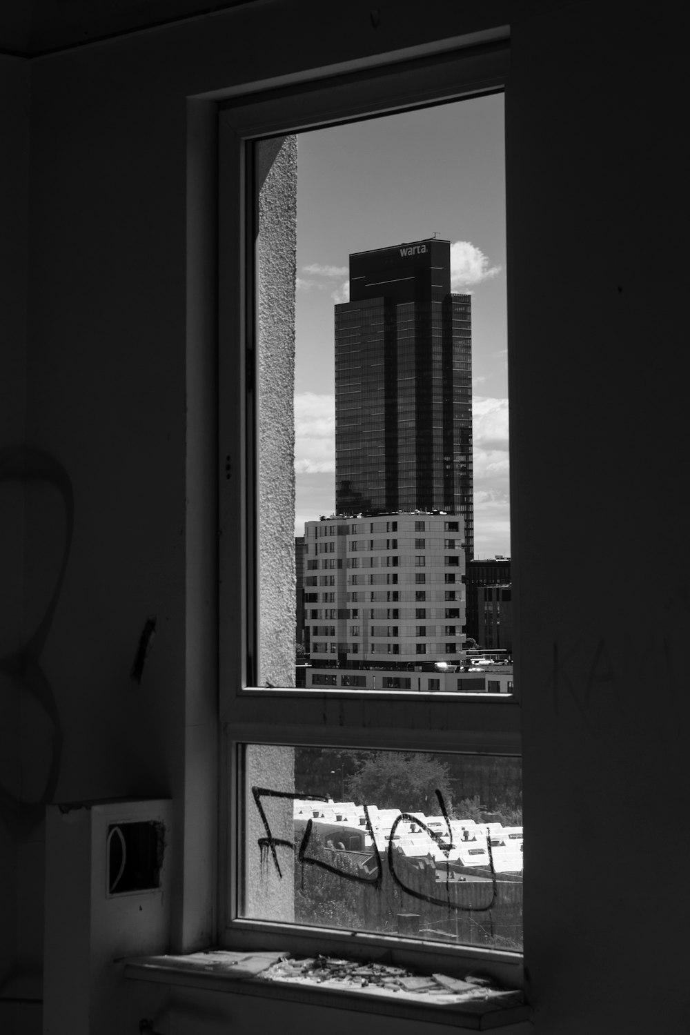 uma vista de uma cidade através de uma janela