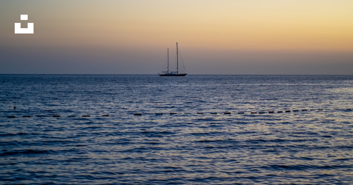 Foto zum Thema Ein Boot im Wasser – Kostenloses Bild zu Montenegro auf ...