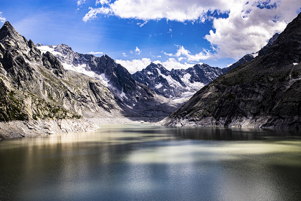 Un lac avec des montagnes en arrière-plan