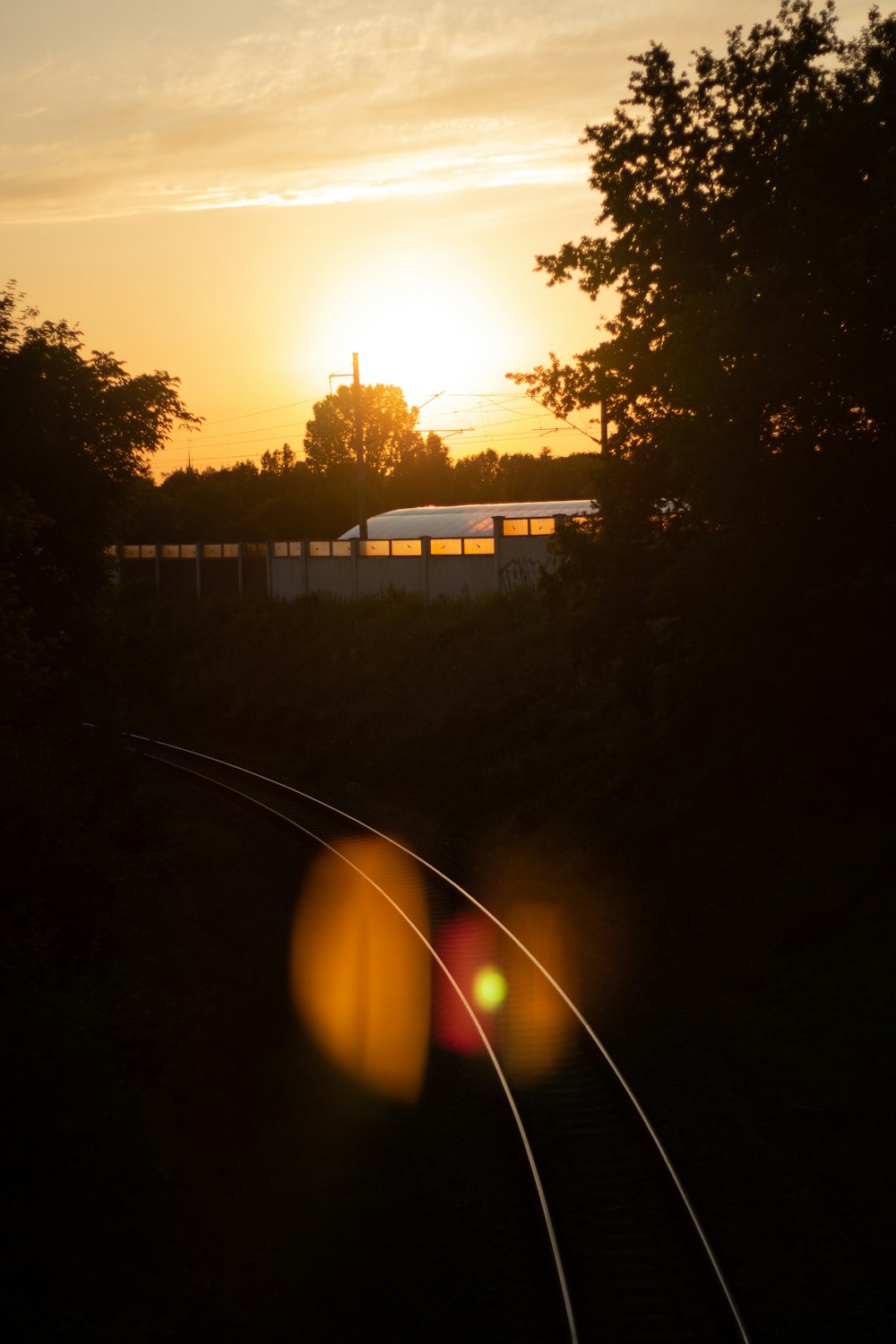 Un treno che passa da una casa