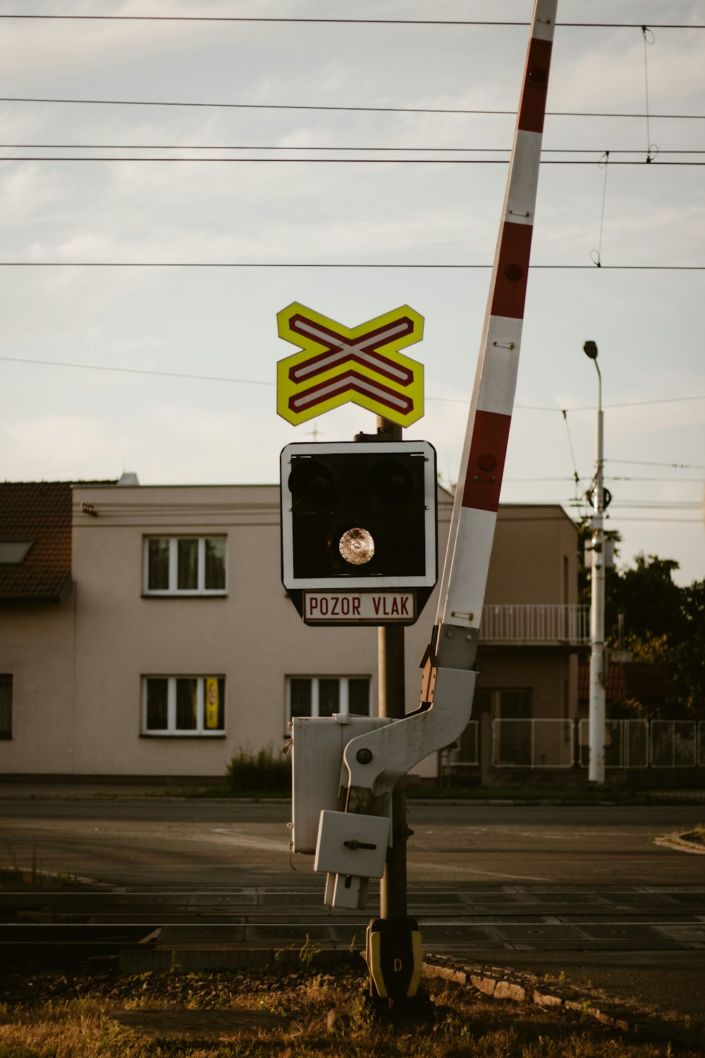 um sinal ao lado de uma estrada
