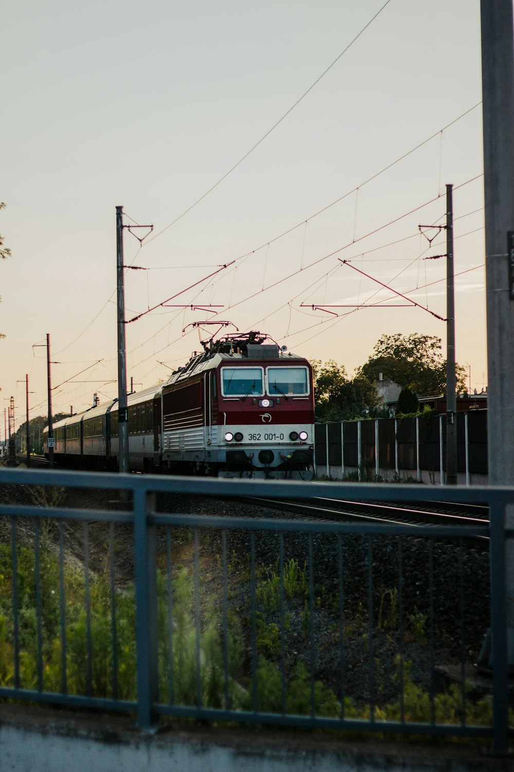 un treno sui binari ferroviari