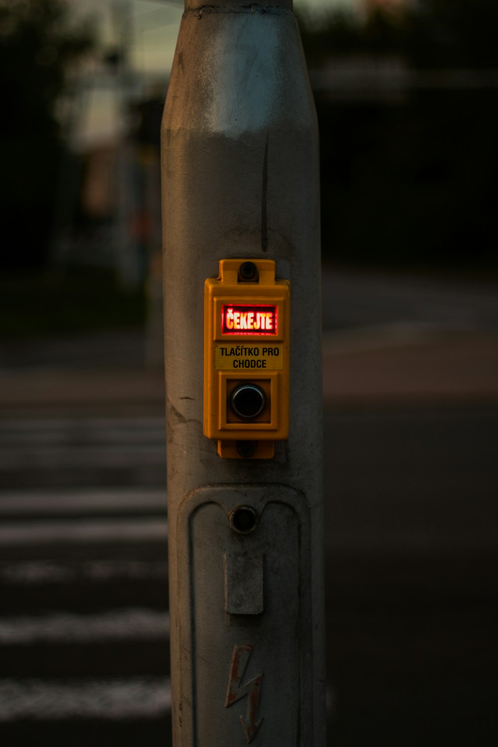 Un primer plano de un poste de metal