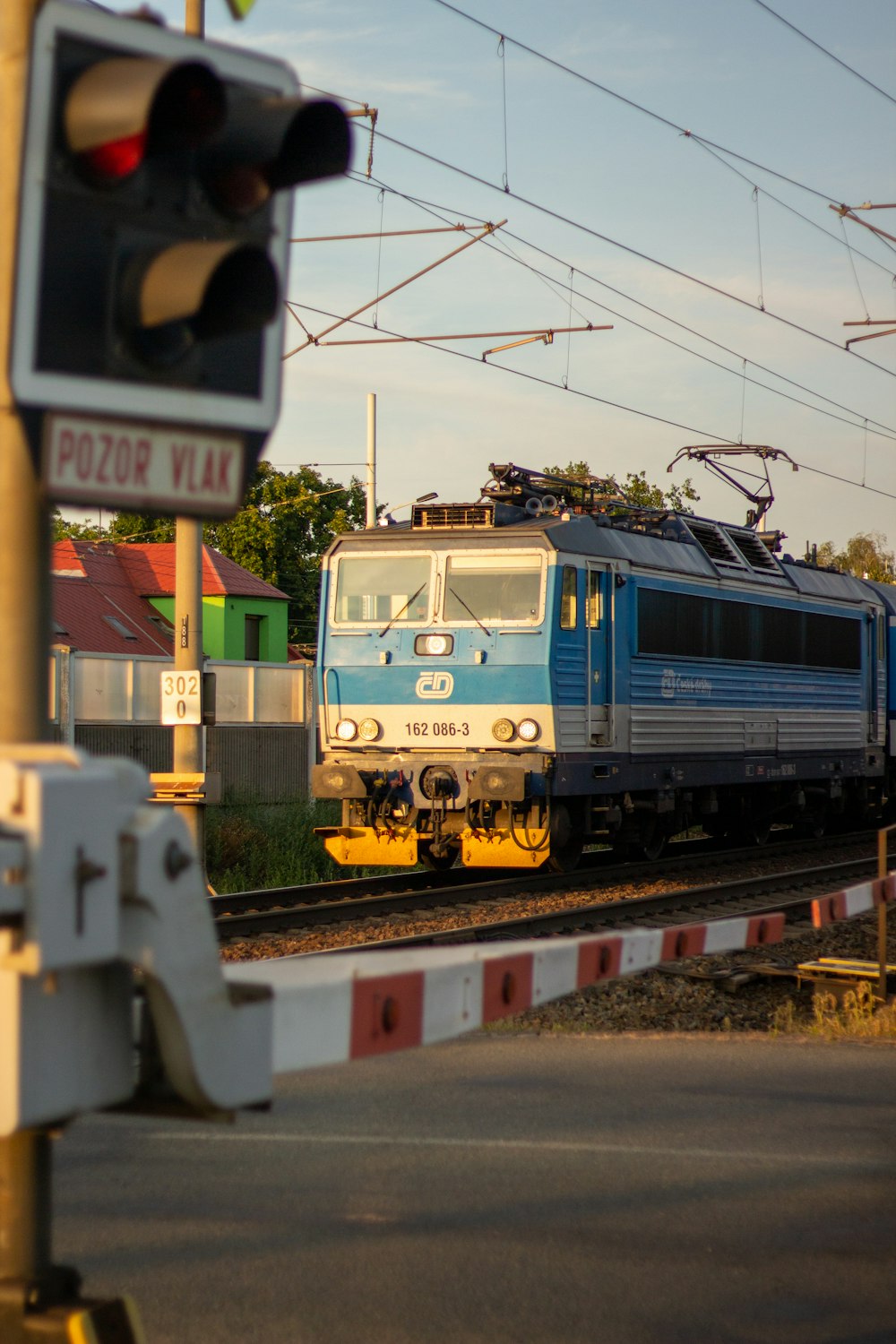 un tren que pasa por un semáforo