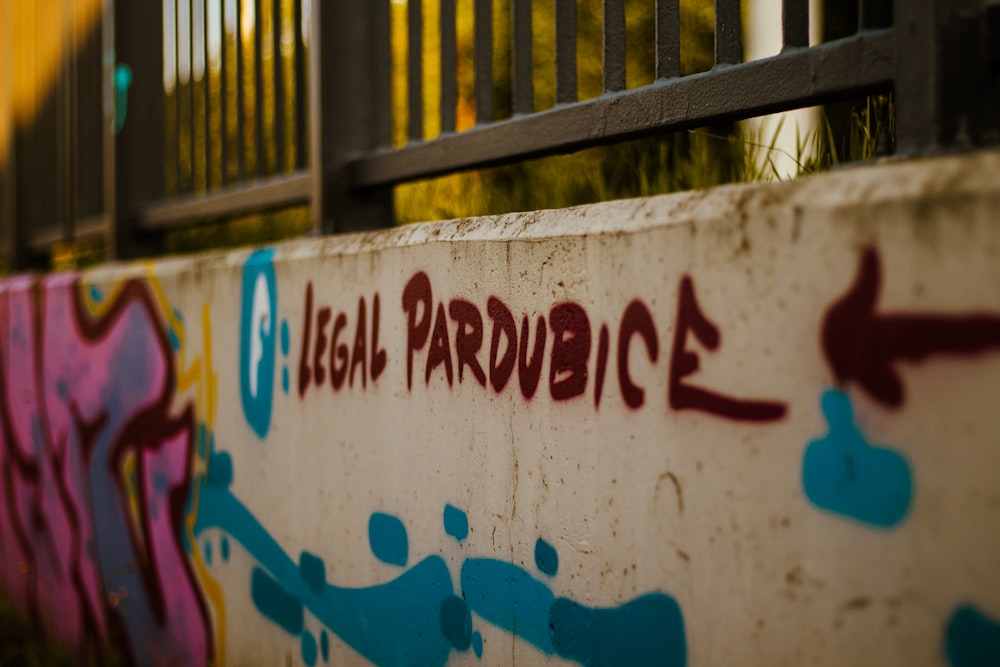 Un muro con graffiti
