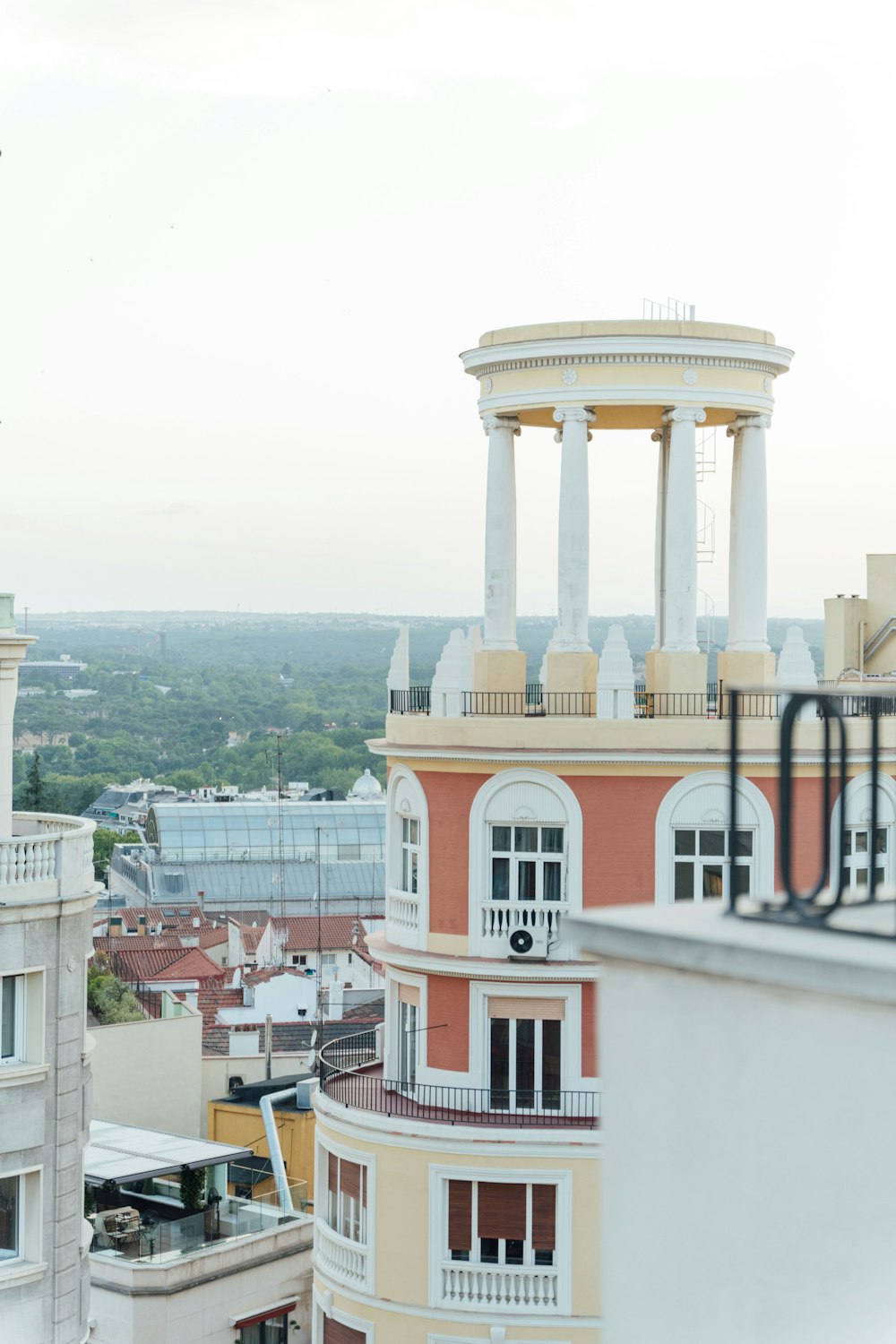 Un edificio con pilares y una cúpula