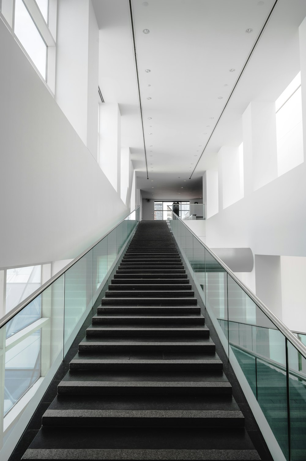 un escalier dans un immeuble