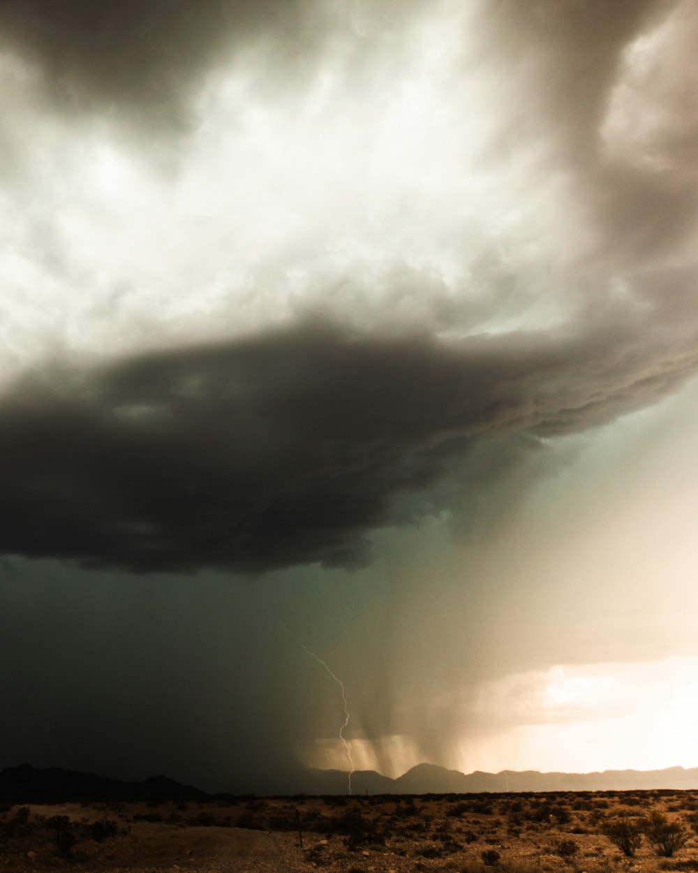 um tornado à distância