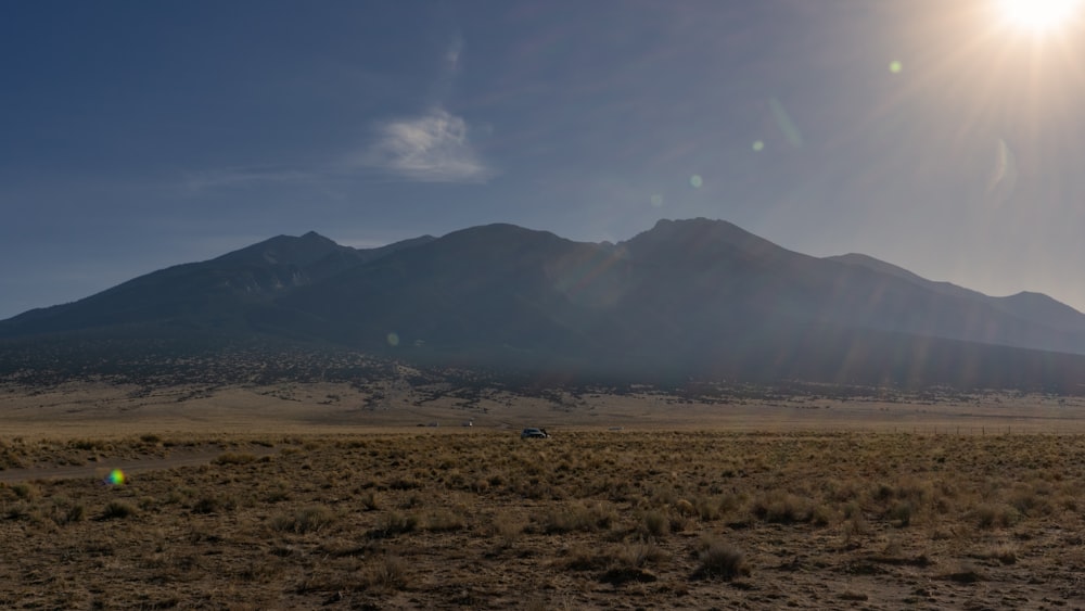 Un paisaje desértico con montañas al fondo